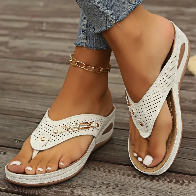 Women's retro flip-flops with herringbone scaffold pattern in light brown colour showing PU upper and EVA sole