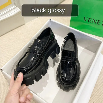 British wide fit loafers in patent leather with rubber sole, available in matte or glossy options, sizes 32-43.