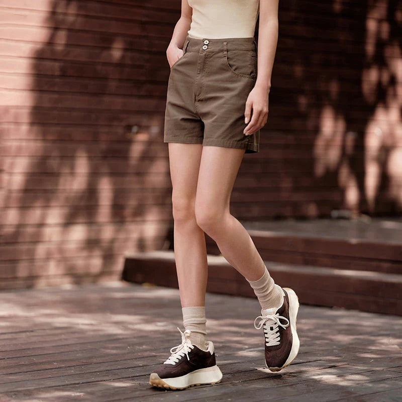High-waisted casual cotton shorts in a solid coffee color, featuring a flattering silhouette and practical pockets