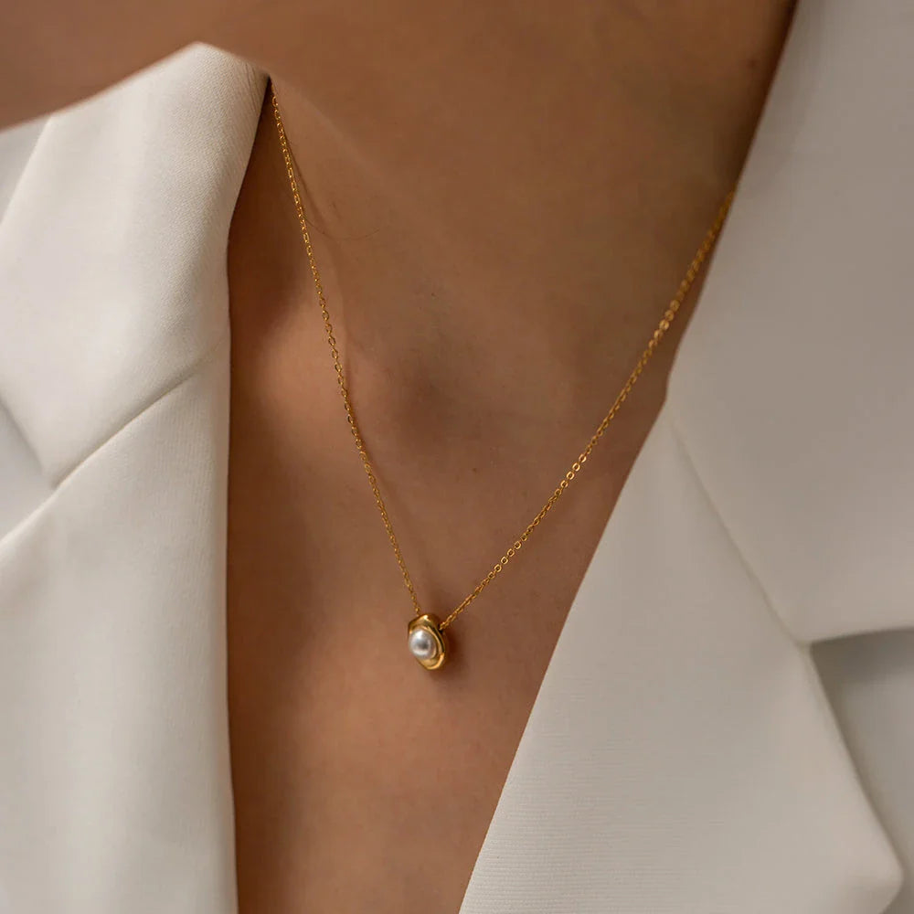 Elegant stainless steel pearl pendant necklace with a geometric design, perfect for women's fashion and everyday style.