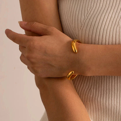 Elegant 18K Gold-Plated Stainless Steel Wavy Bracelet with Unique Geometric Design