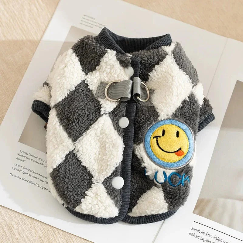A cozy checkered fleece coat for small and medium-sized dogs and cats, featuring a soft inner lining and a stylish checkered pattern.