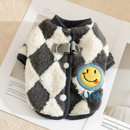 A cozy checkered fleece coat for small and medium-sized dogs and cats, featuring a soft inner lining and a stylish checkered pattern.