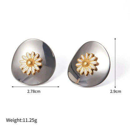 Elegant 18K gold-plated daisy stud earrings with a minimalist and timeless design