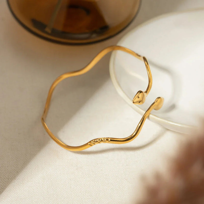 Hhomeenjoy US Elegant 18K Gold-Plated Stainless Steel Wavy Snake Bracelet for Women
