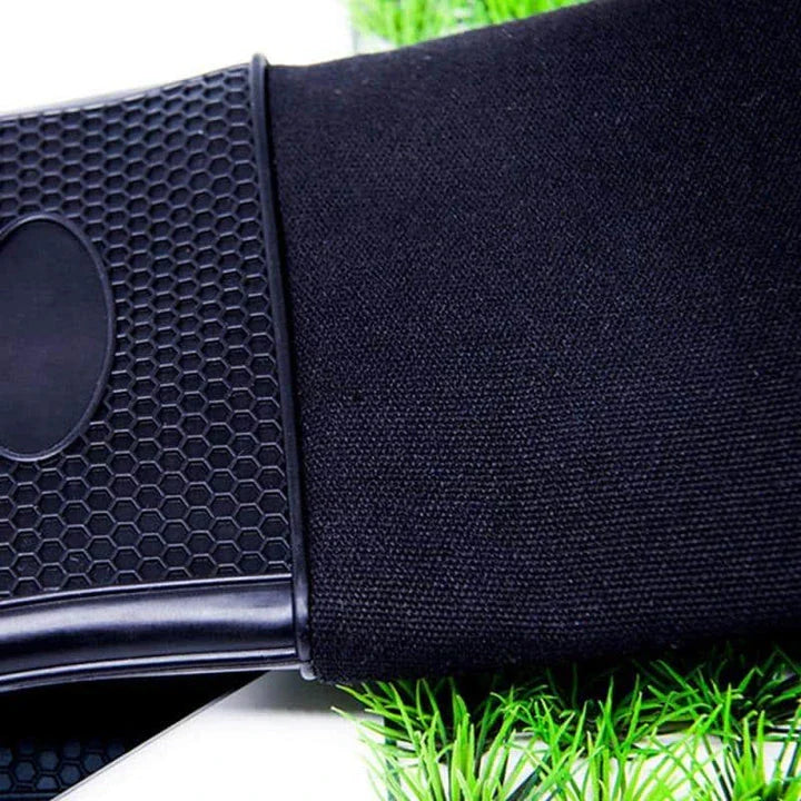 Premium heat-resistant oven gloves with silicone and cotton construction, designed for safe and comfortable handling of hot cookware in the kitchen