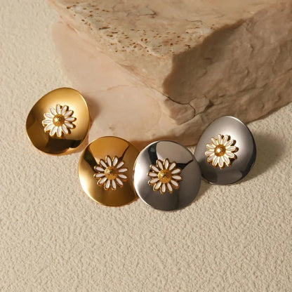 Elegant 18K gold-plated daisy stud earrings with a minimalist and timeless design