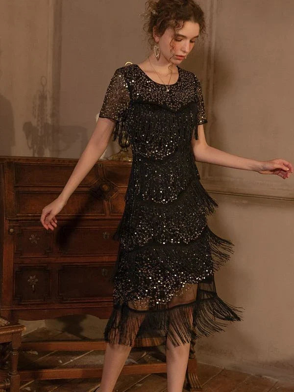 A glamorous Gatsby-inspired party dress adorned with shimmering sequins and flowing tassels, perfect for special occasions and dance floors.