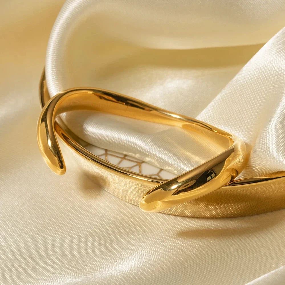 Elegant 18K Gold-Plated Stainless Steel Wavy Bracelet with Unique Geometric Design