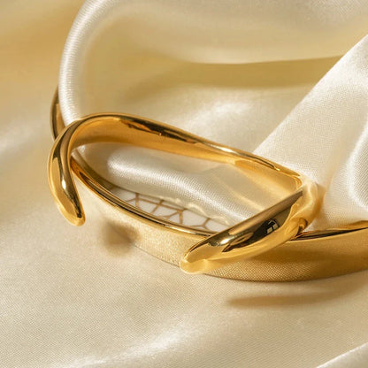 Elegant 18K Gold-Plated Stainless Steel Wavy Bracelet with Unique Geometric Design