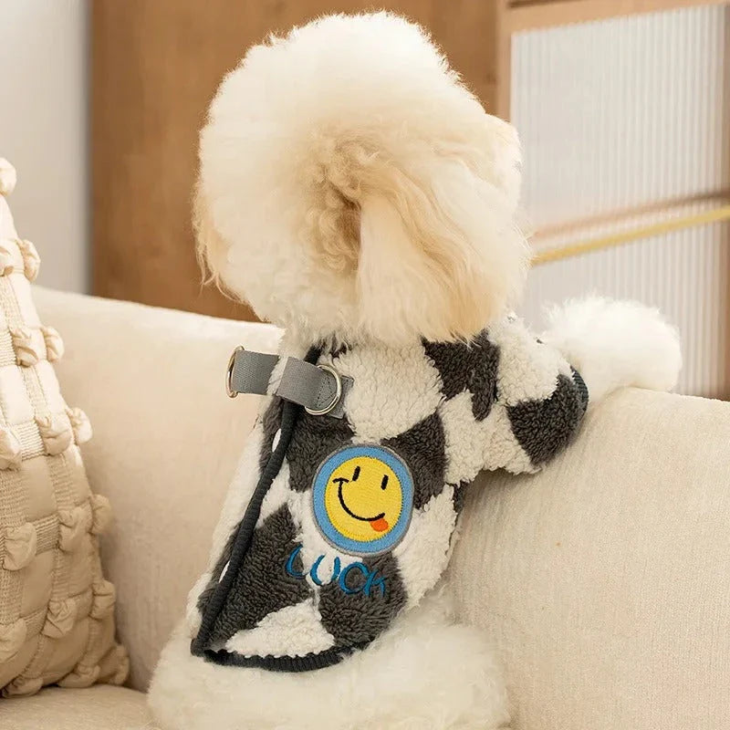 A cozy checkered fleece coat for small and medium-sized dogs and cats, featuring a soft inner lining and a stylish checkered pattern.