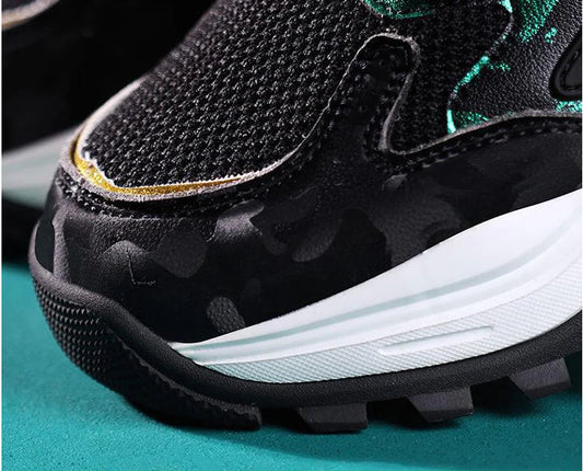 Fashionable and breathable casual sneakers with a sleek design, suitable for students and professionals.