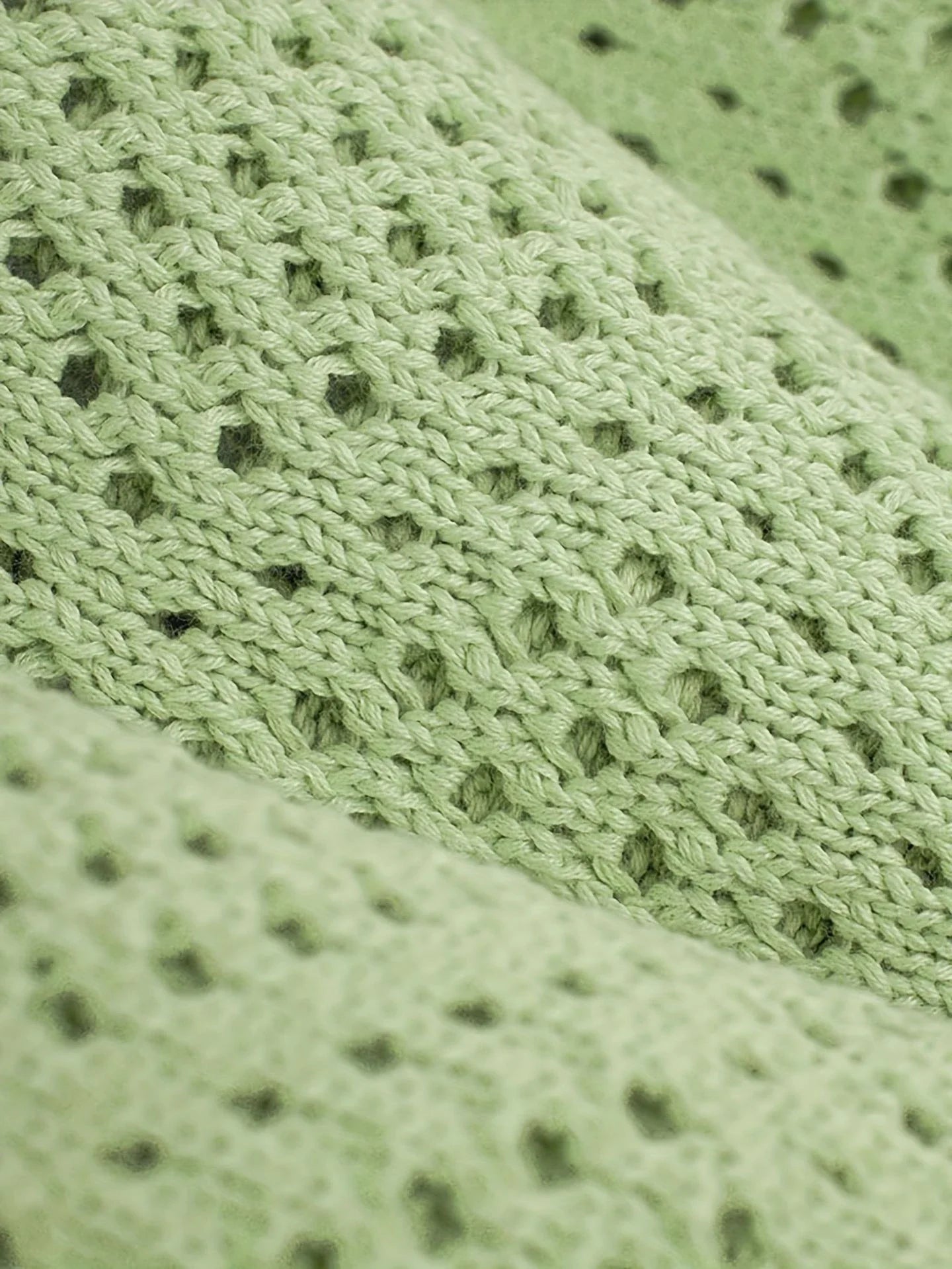 Comfortable and stylish men's knitted summer shirt in green with relaxed, pullover design