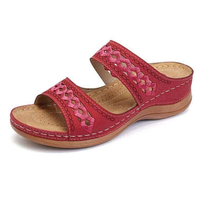 Lightweight plaid non-slip slippers for women with comfortable flat platform and durable rubber outsole