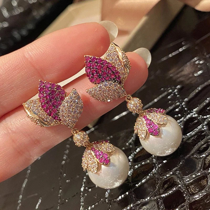 Elegant silver needle earrings with a leaf pearl accent, a versatile and stylish accessory for any occasion