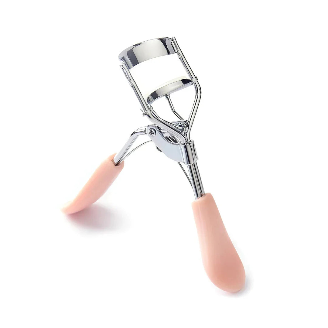 Heatless manual eyelash curler with curved design and silicone lash pad for effortless, dramatic lash curl