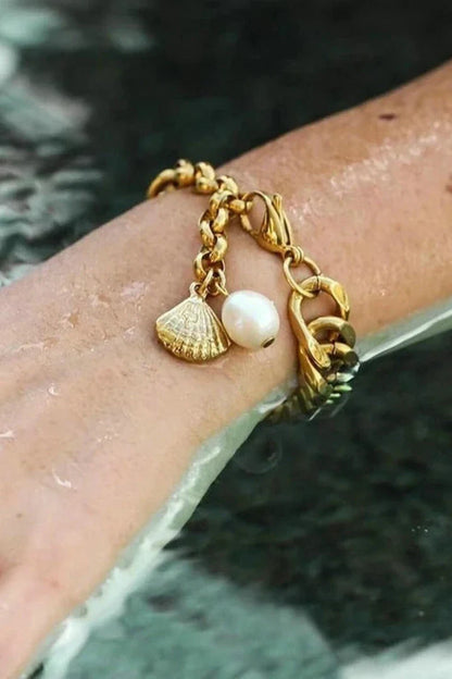 Elegant 18K gold-plated curb chain bracelet with a delicate pearl accent, made of durable stainless steel for long-lasting wear.