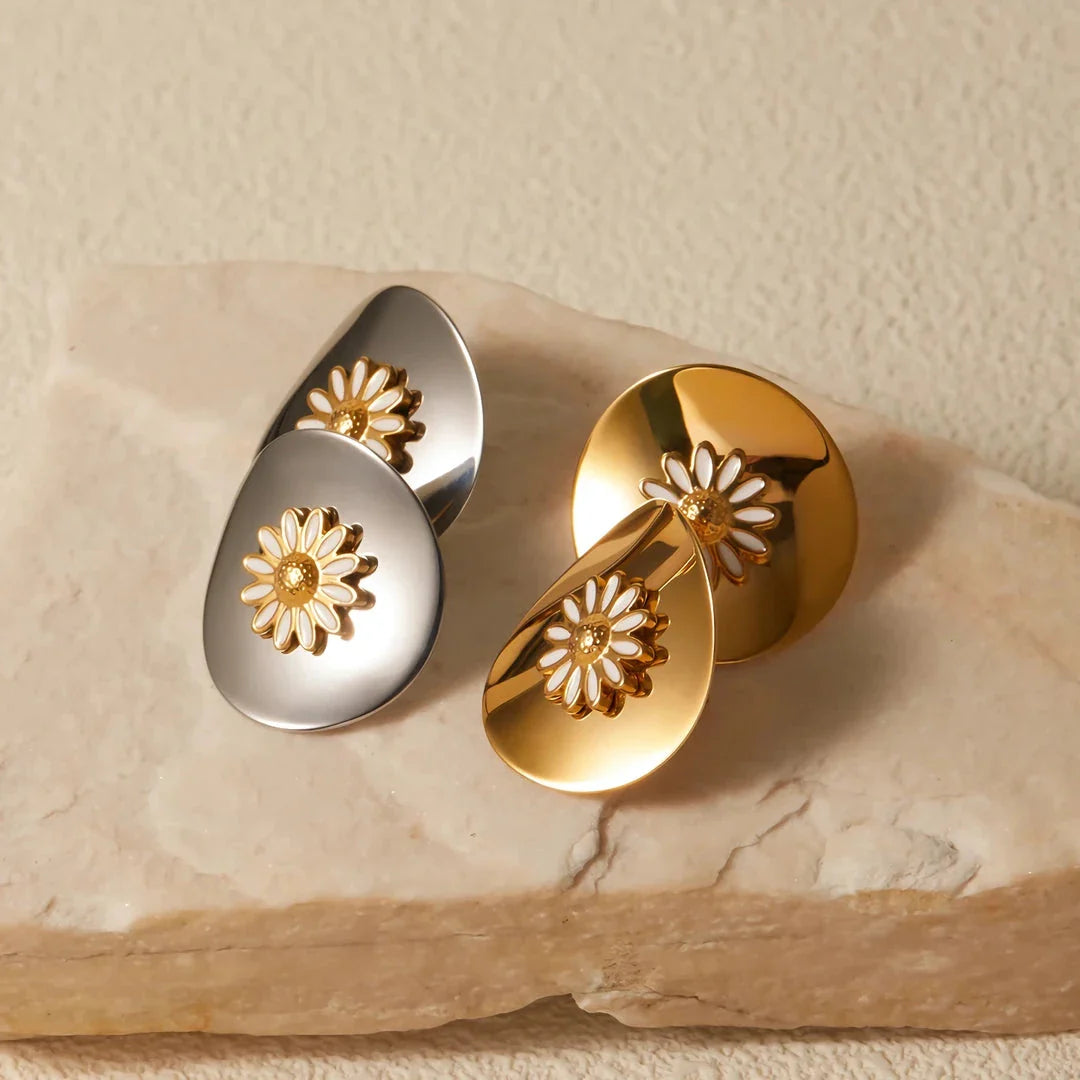 Elegant 18K gold-plated daisy stud earrings with a minimalist and timeless design