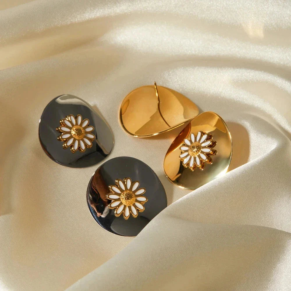 Elegant 18K gold-plated daisy stud earrings with a minimalist and timeless design