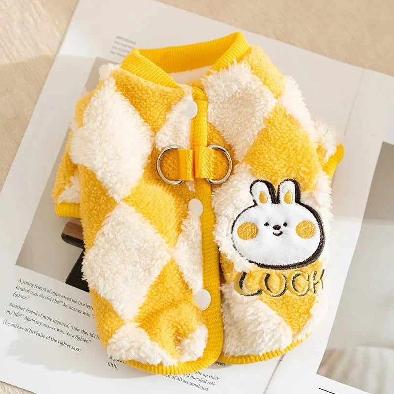 A cozy checkered fleece coat for small and medium-sized dogs and cats, featuring a soft inner lining and a stylish checkered pattern.
