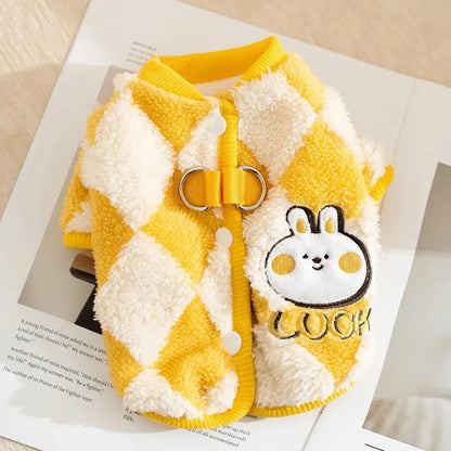 A cozy checkered fleece coat for small and medium-sized dogs and cats, featuring a soft inner lining and a stylish checkered pattern.