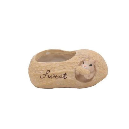 Charming cartoon squirrel-shaped succulent planter made of high-quality resin with drainage hole for healthy plant growth