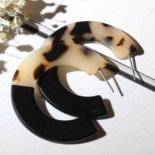 Elegant C-Shaped Acrylic Earrings in Beige and Black Colors - Fashionable Accessory for Any Occasion