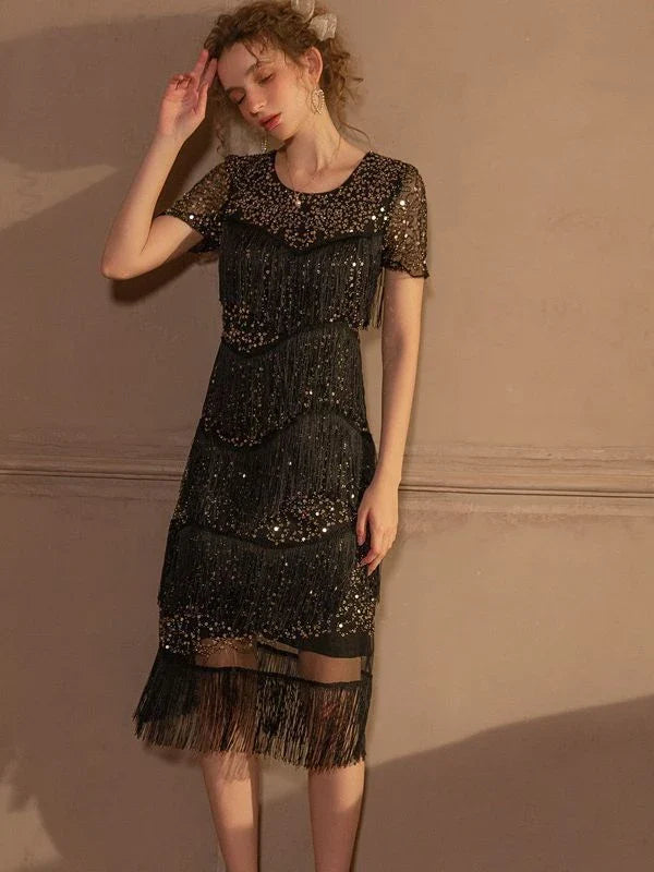 A glamorous Gatsby-inspired party dress adorned with shimmering sequins and flowing tassels, perfect for special occasions and dance floors.