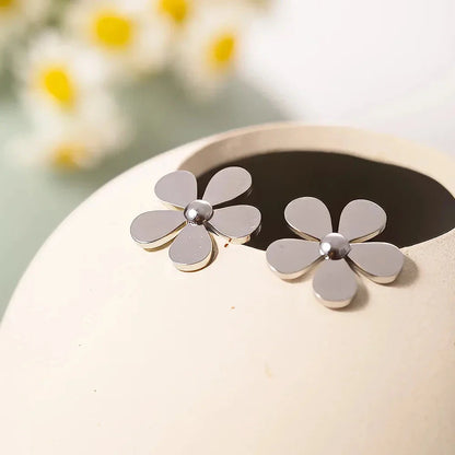 Elegant 18K gold-plated stainless steel daisy earrings with a timeless and sophisticated design
