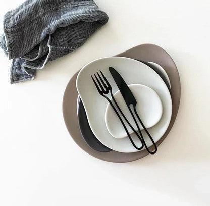 Sleek and modern 304 stainless steel cutlery set with a black finish, including knife, fork, and spoon for dinner and dessert.