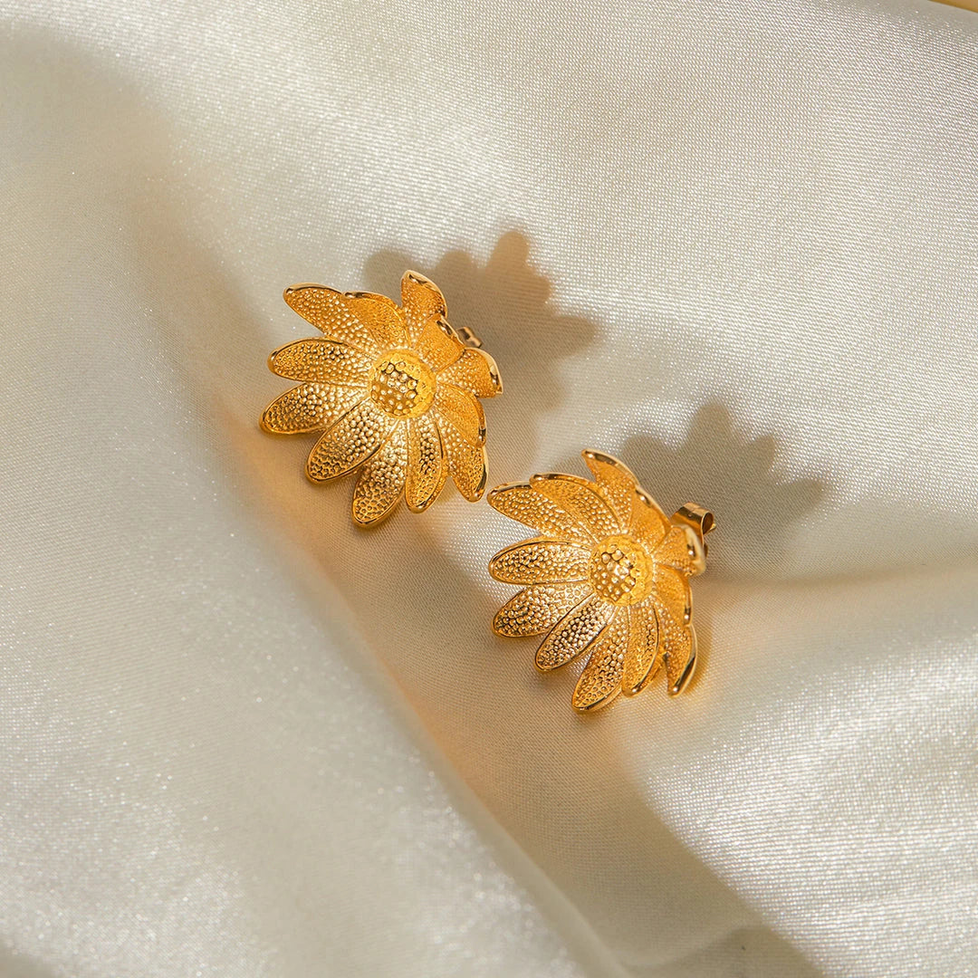 Elegant 18K gold plated stainless steel daisy flower stud earrings for women, with a trendy and durable design