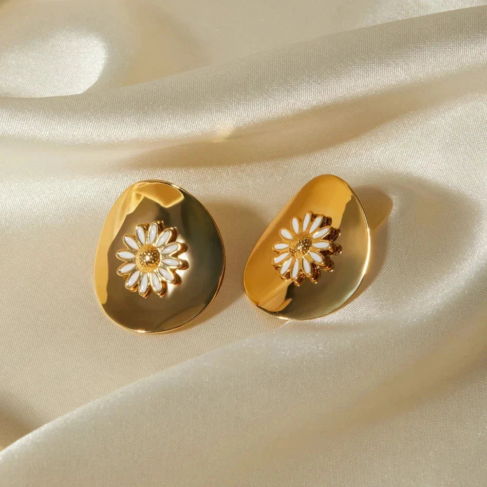 Elegant 18K gold-plated daisy stud earrings with a minimalist and timeless design