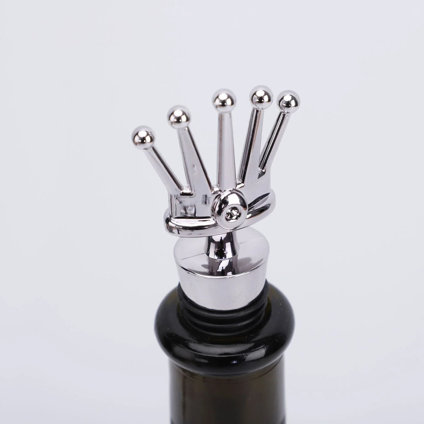 Premium iron wine stopper with a crown-inspired design, perfect for preserving the flavor and aroma of your favorite wines