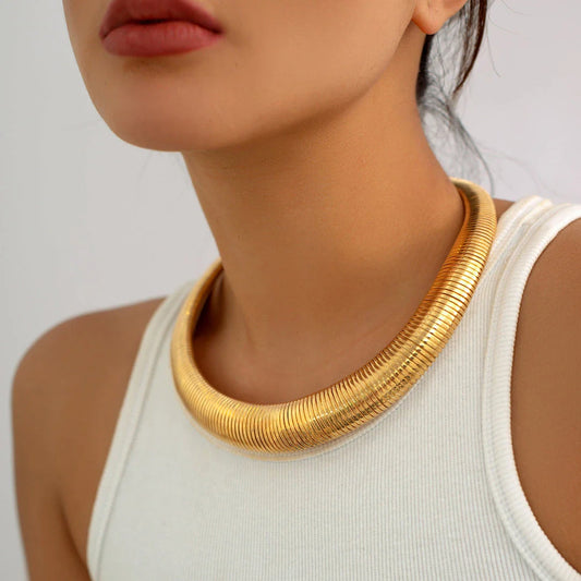 Glamour Spiral Chunky Choker Necklace in silver and gold color options, featuring a hyperbolic geometric design for a bold and captivating look.