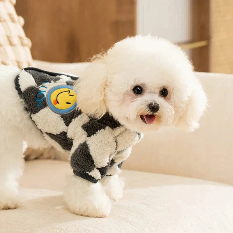 A cozy checkered fleece coat for small and medium-sized dogs and cats, featuring a soft inner lining and a stylish checkered pattern.