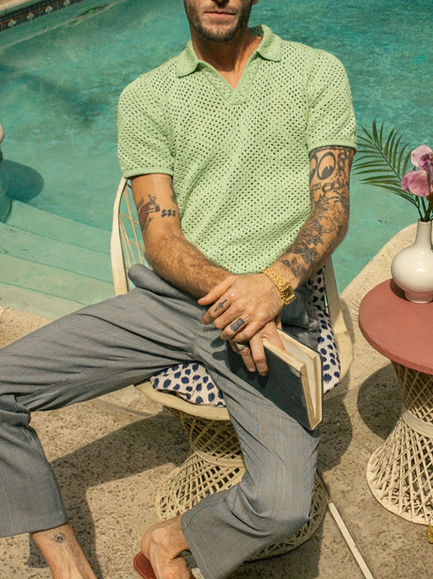 Comfortable and stylish men's knitted summer shirt in green with relaxed, pullover design