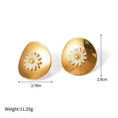 Elegant 18K gold-plated daisy stud earrings with a minimalist and timeless design