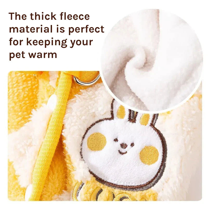 A cozy checkered fleece coat for small and medium-sized dogs and cats, featuring a soft inner lining and a stylish checkered pattern.