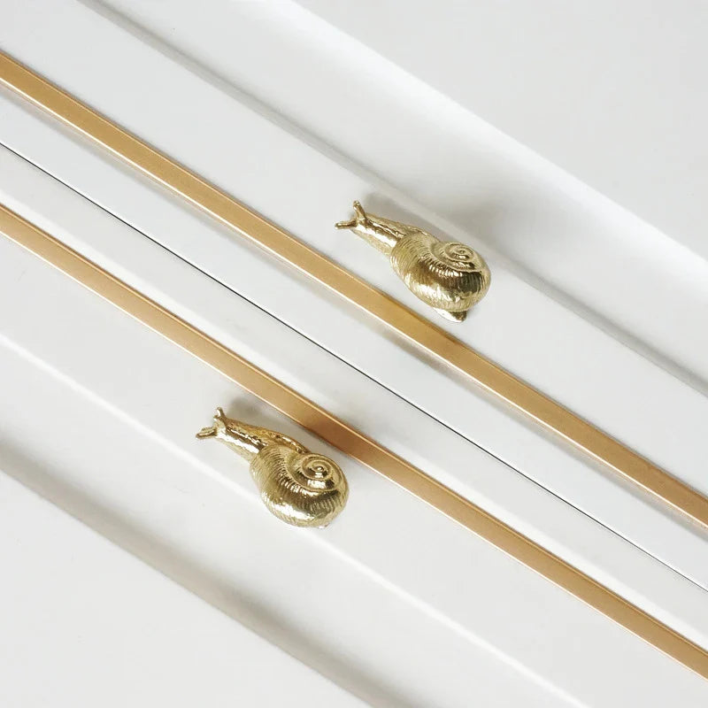 Elegant European-style retro brass snail cabinet door handles in small and large sizes for wardrobe, cabinet, and drawer upgrades