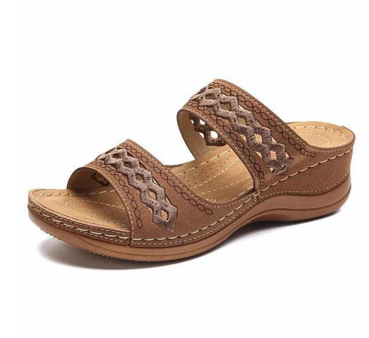 Lightweight plaid non-slip slippers for women with comfortable flat platform and durable rubber outsole