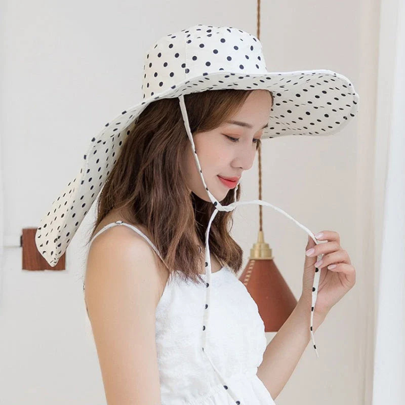 Fashionable oversized polka dot sun hat for women with wide brim for sun protection