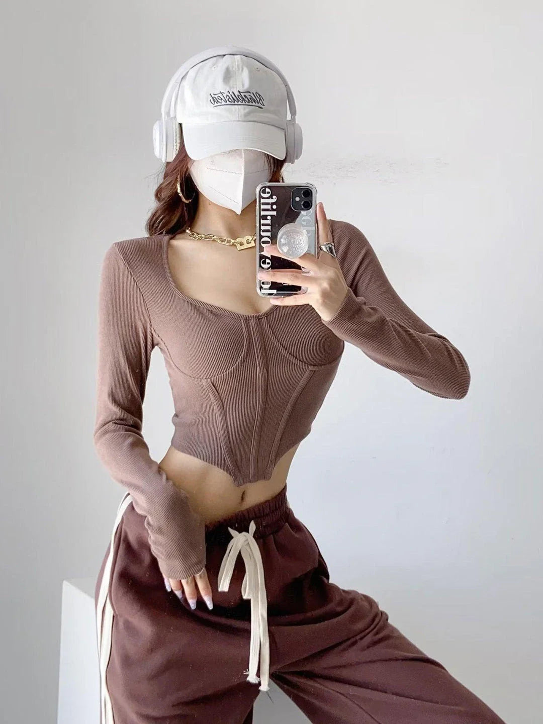 A stylish slim-fit short autumn top with an open waist design, made of premium polyester fabric with long sleeves and a square collar.