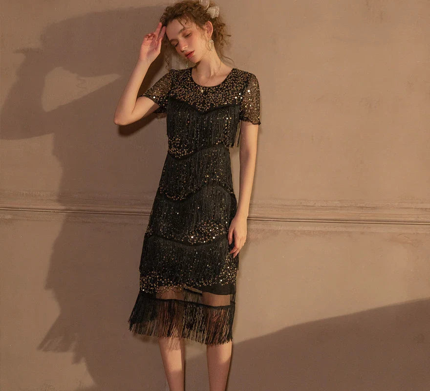 A glamorous Gatsby-inspired party dress adorned with shimmering sequins and flowing tassels, perfect for special occasions and dance floors.