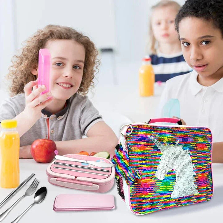 Cartoon unicorn-patterned lunch boxes with insulated bags, made of durable materials for practical and whimsical lunchtime solutions.