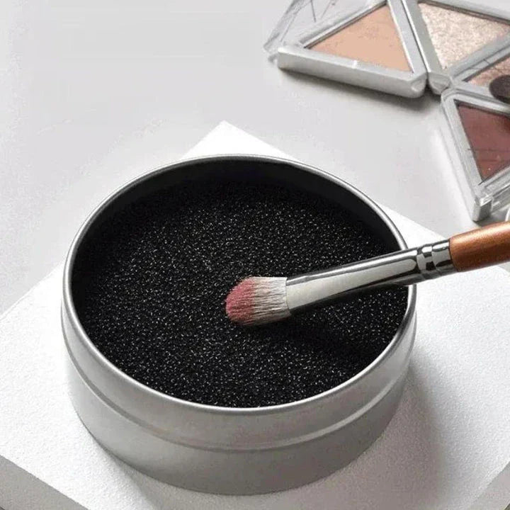 Efficient Eyeshadow Brush Cleaner with Activated Carbon Sponge for Quick Cleaning and Color Changes