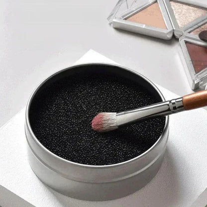 Efficient Eyeshadow Brush Cleaner with Activated Carbon Sponge for Quick Cleaning and Color Changes