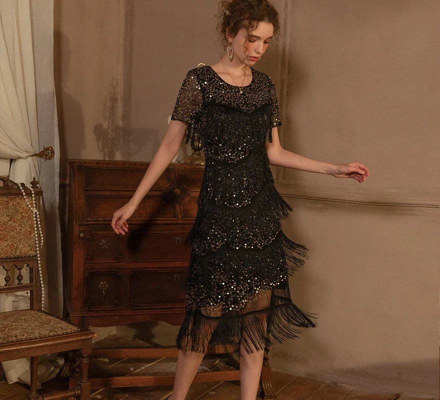 A glamorous Gatsby-inspired party dress adorned with shimmering sequins and flowing tassels, perfect for special occasions and dance floors.