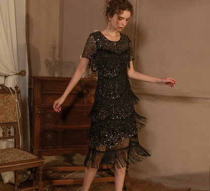 A glamorous Gatsby-inspired party dress adorned with shimmering sequins and flowing tassels, perfect for special occasions and dance floors.