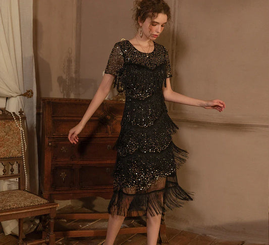 A glamorous Gatsby-inspired party dress adorned with shimmering sequins and flowing tassels, perfect for special occasions and dance floors.