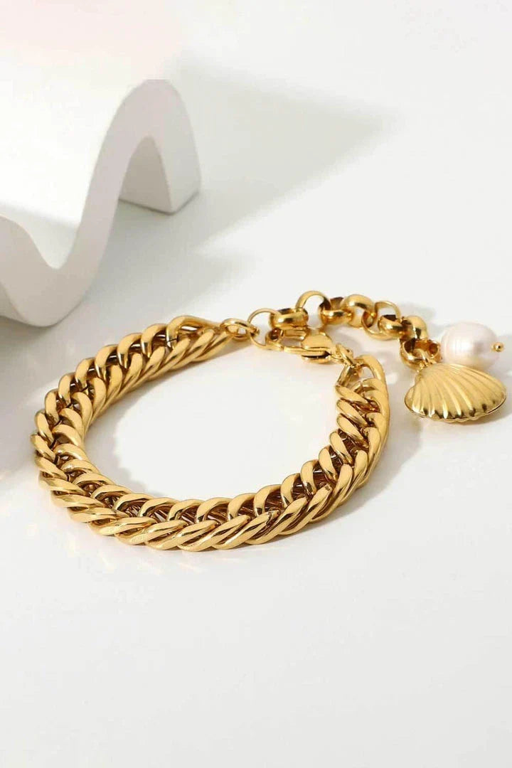 Elegant 18K gold-plated curb chain bracelet with a delicate pearl accent, made of durable stainless steel for long-lasting wear.